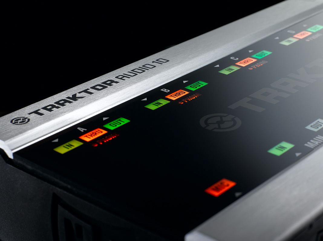 TRAKTOR AUDIO 10 - Macro Left