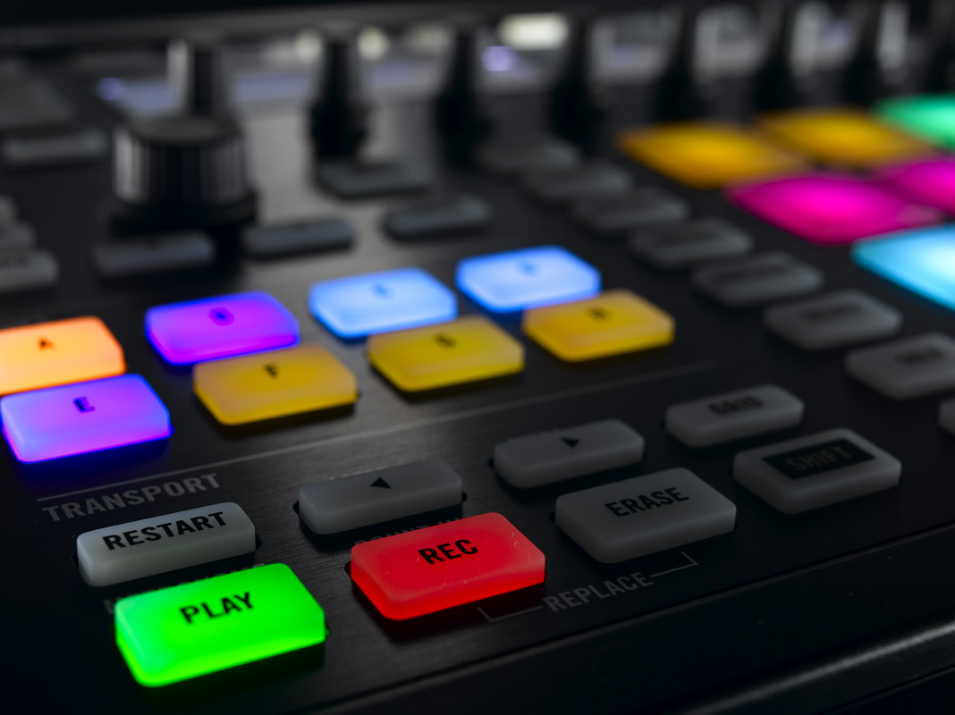 MASCHINE black detail - transport buttons