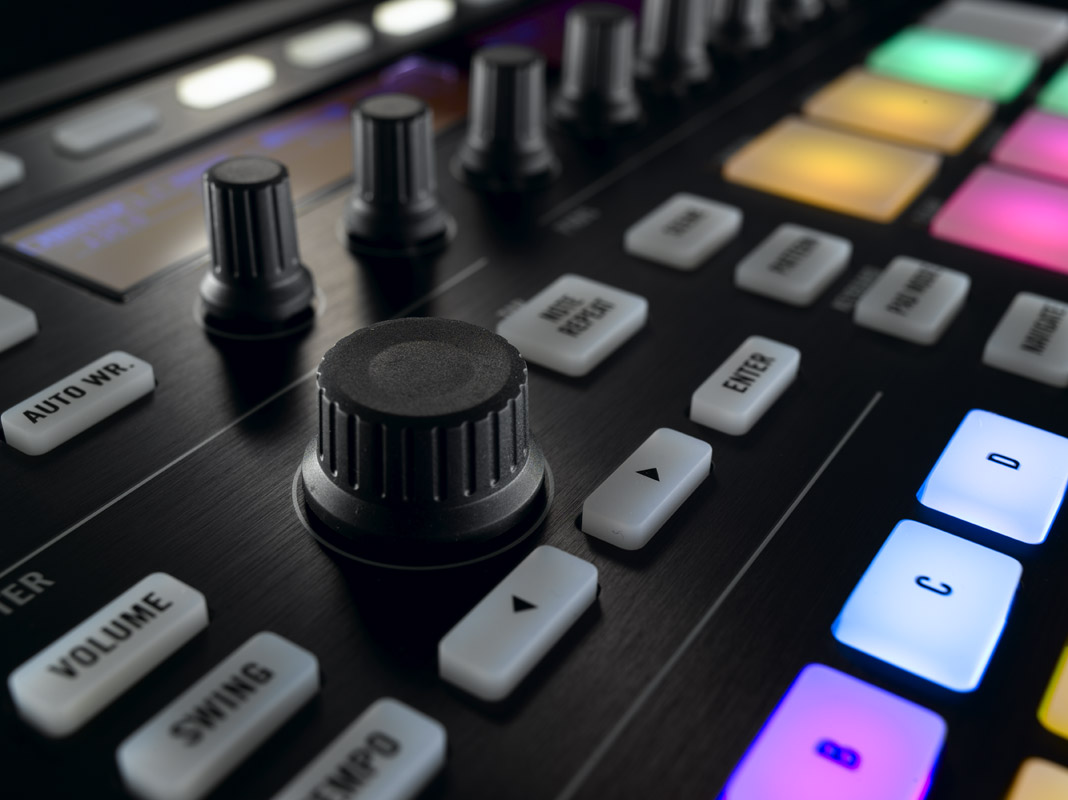 MASCHINE black detail - master push encoder