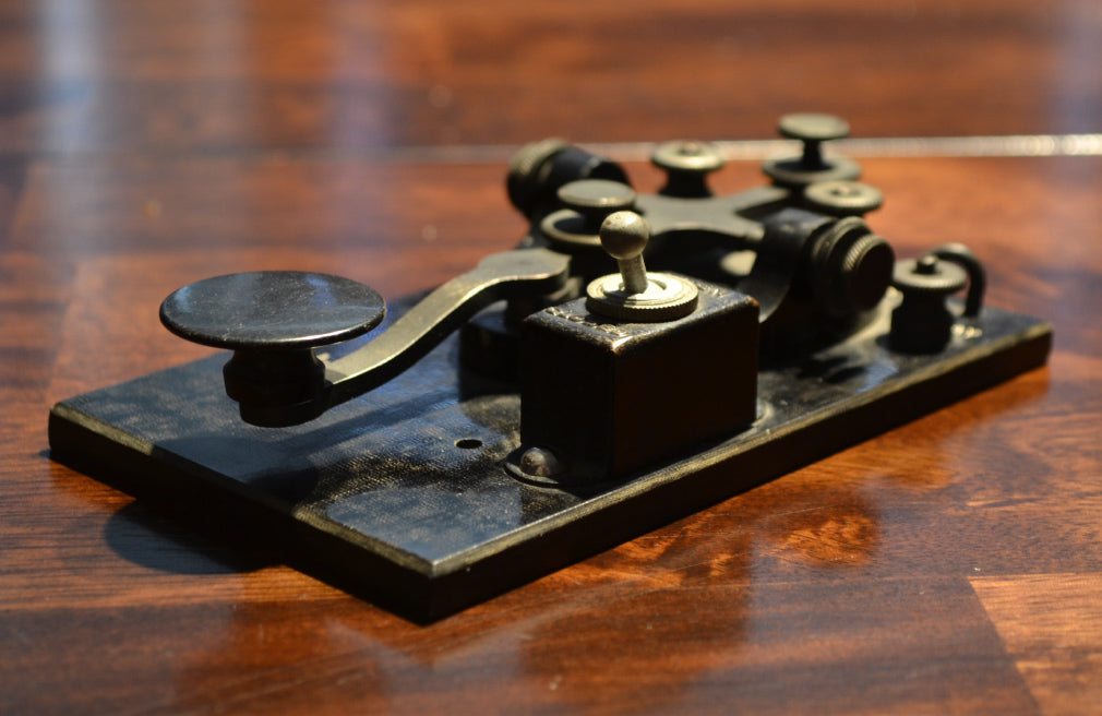 Telegraph Key (发报电键)