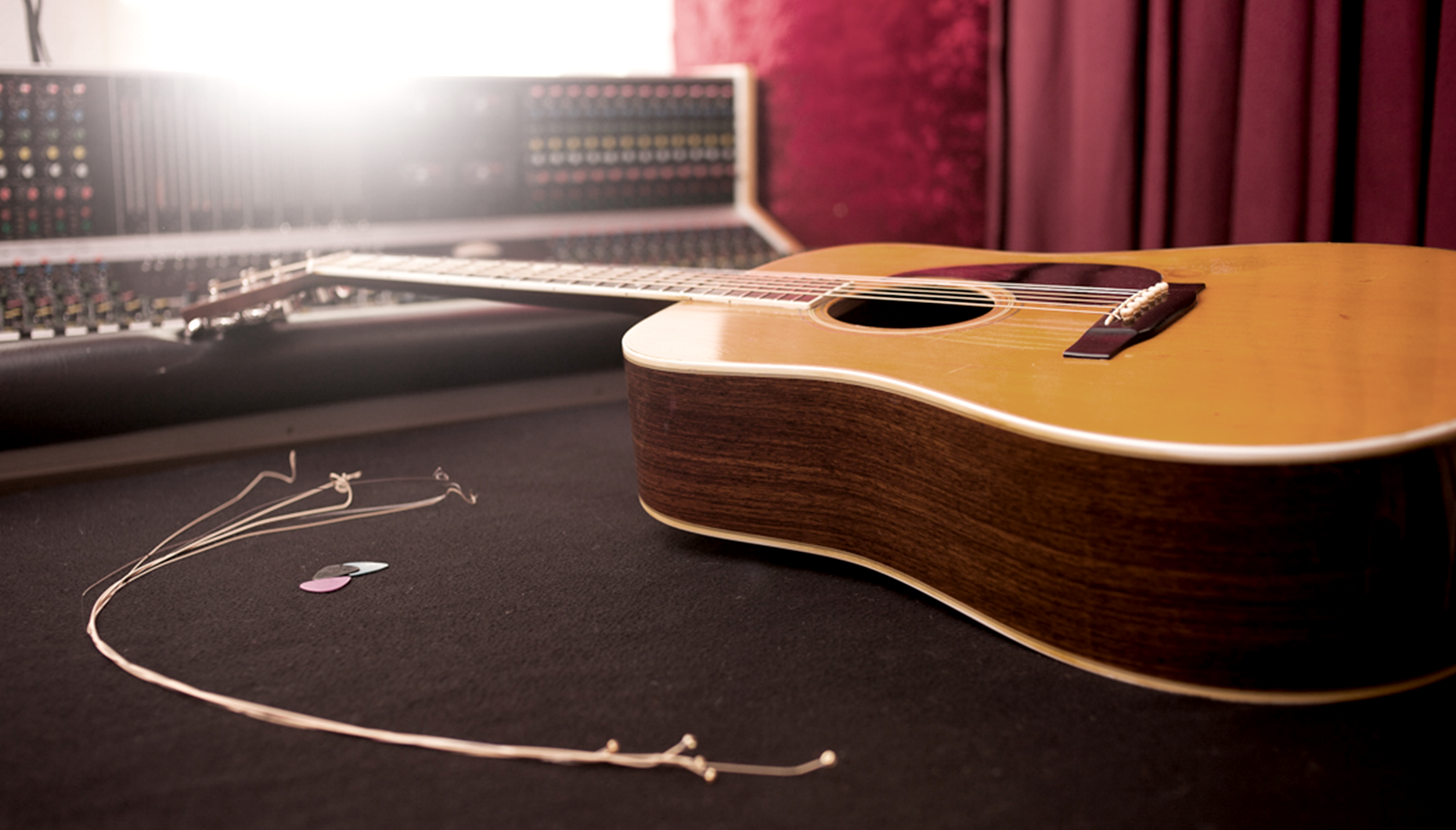 REPORTAJE SOBRE LOS DESARROLLADORES DE STRUMMED ACOUSTIC