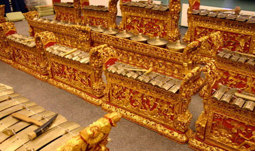 Resultat d'imatges de gamelan indonesia instrumento