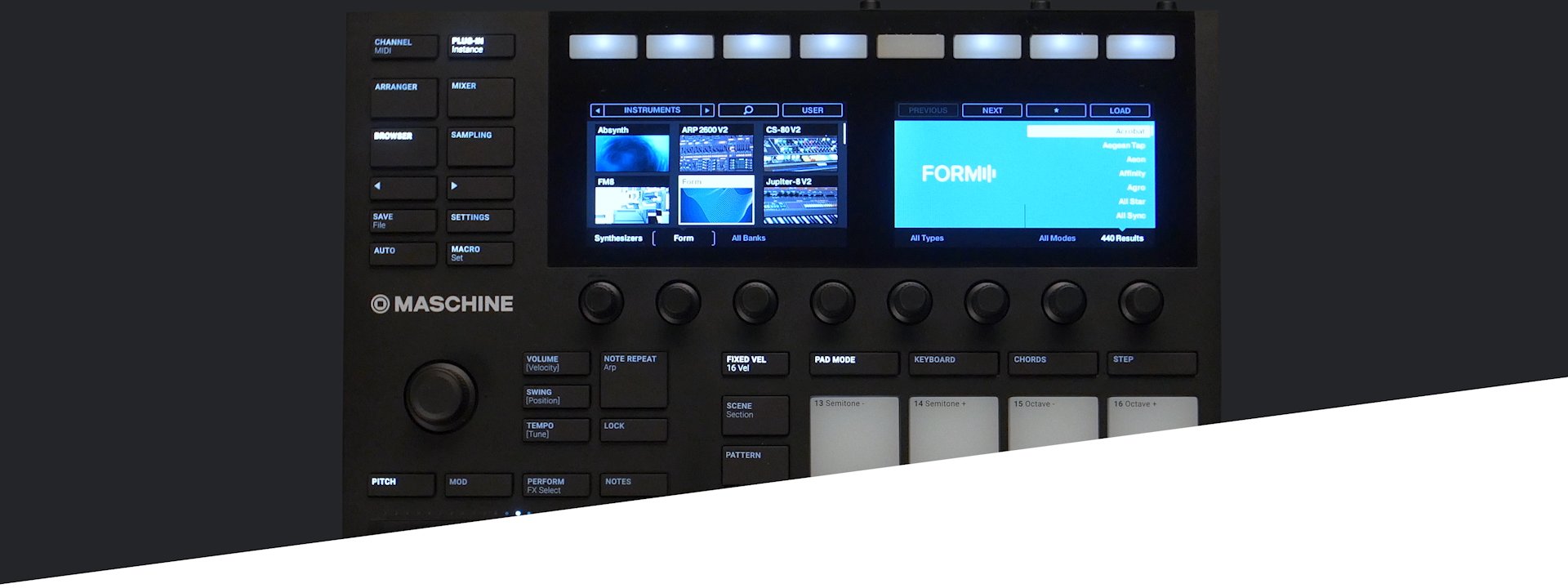 Maschine MK3の2つのフルカラーディスプレイでサウンドをブラウズする様子