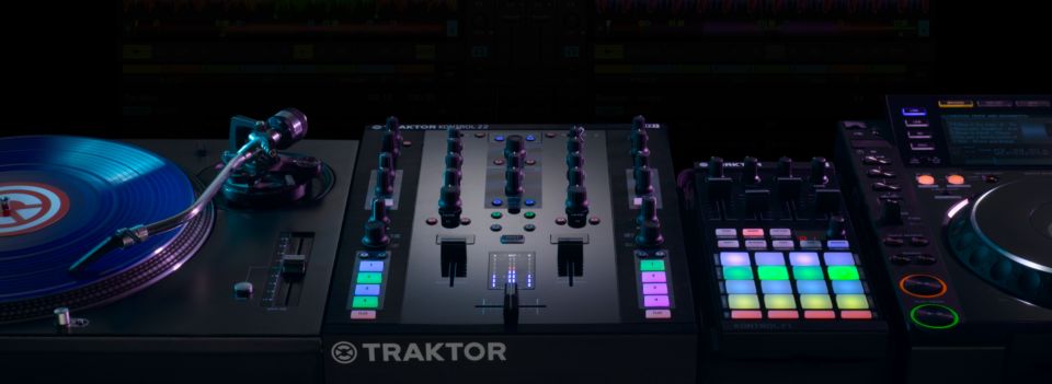 DJ Mixer : Traktor Kontrol Z2 - DJ Mixer And Controller | Traktor